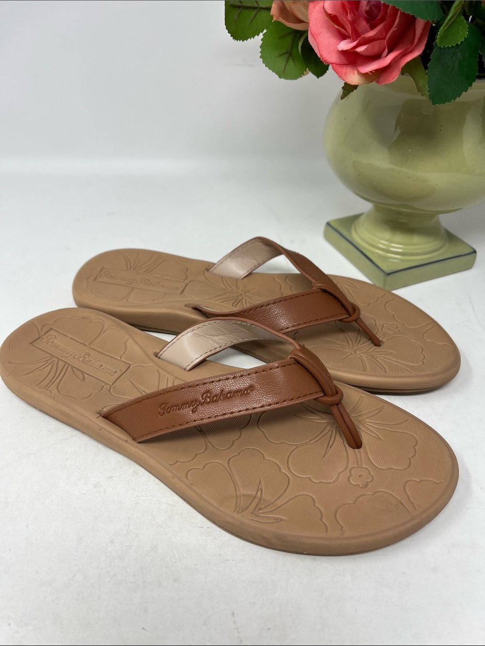 TOMMY BAHAMA SPEEDWELL FLIP FLOP FAUX LEATHER EMBOSSED FOOTBED SZ 7 NEW